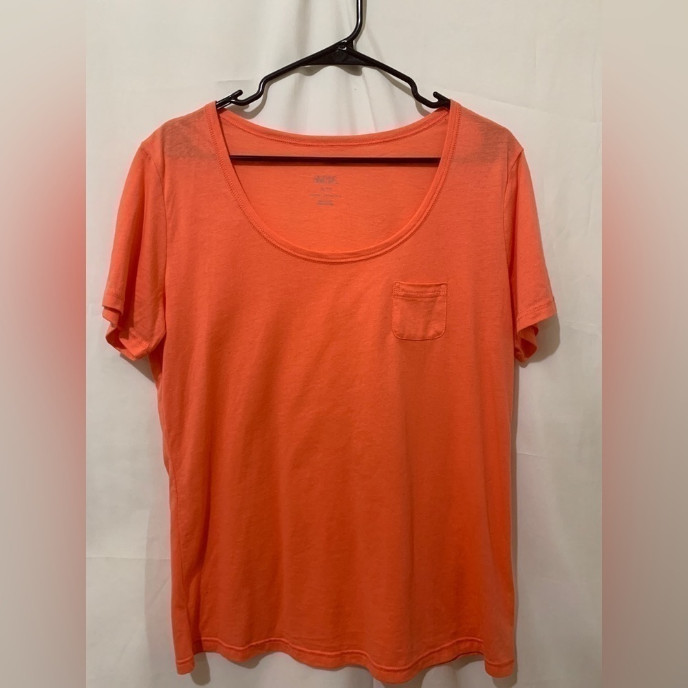 3/$28❤️Orange T-shirt size XL